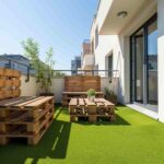 terrazas con cesped artificial y palets